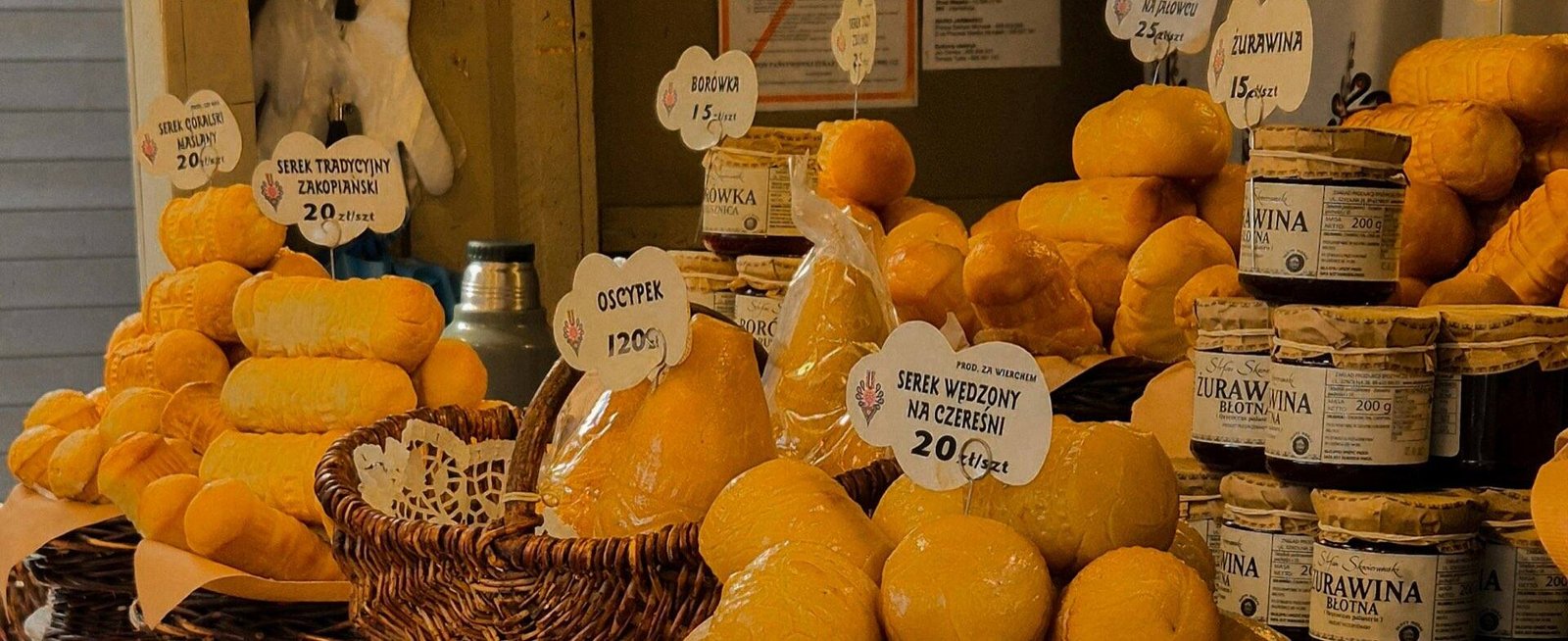 Geleneksel bir peynir ve şarküteri pazarı tezgahı