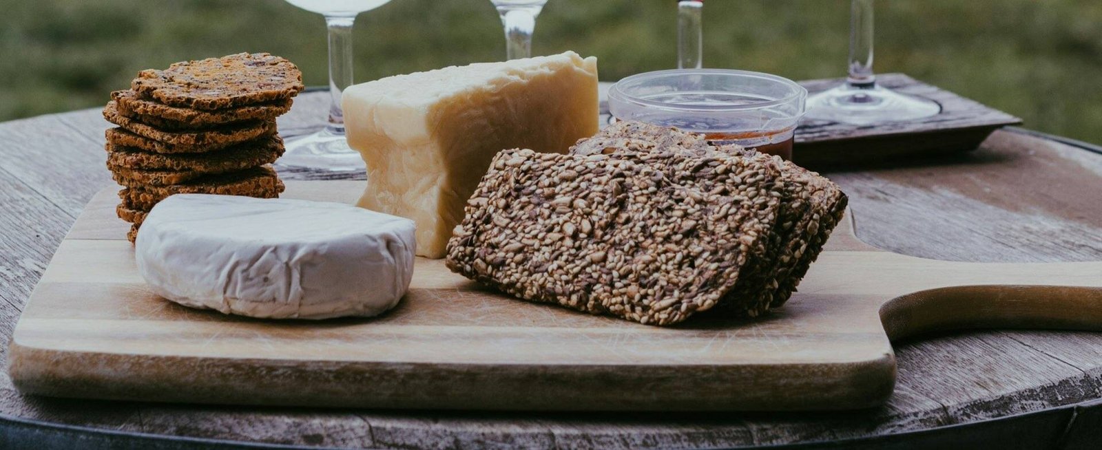 Ahşap tahtada peynir, kraker ve bal ile hazırlanmış bir sofra